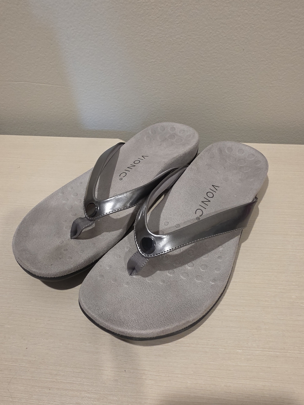Vionic Davina Metallic Pewter Orthotic Thong Sandals Flip Flops Women's Size 8